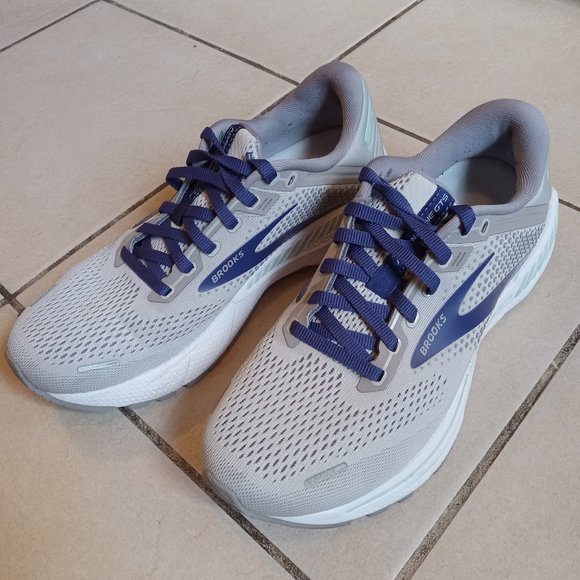 Sold elsewhere: Brooks Adrenaline GTS 22 - Womens Size 8 - Picture 2 of 7